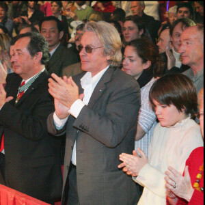 La relation entre le père et le benjamin de la fratrie n'a pas toujours été évidente.
Alain Delon et son fils Alain-Fabien au cirque de Massy (archive)