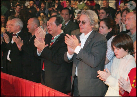 La relation entre le père et le benjamin de la fratrie n'a pas toujours été évidente.
Alain Delon et son fils Alain-Fabien au cirque de Massy (archive)