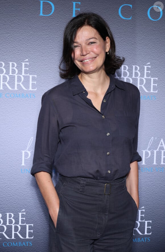 Un soir, Marianne dort et Joël décide de rentrer par la fenêtre pour ne pas la réveiller...
Marianne Denicourt lors de l'avant-première du film "L'Abbé Pierre - Une vie de combats" au cinéma UGC Normandie à Paris le 10 octobre 2023. © Denis Guignebourg / Bestimage