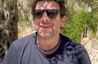 Patrick Bruel face aux équipes d'Olivier de Leos, vante tous les mérites des produits de sa gamme cosmétiques. L'occasion pour lui de mettre à l'honneur ses coups de coeur.