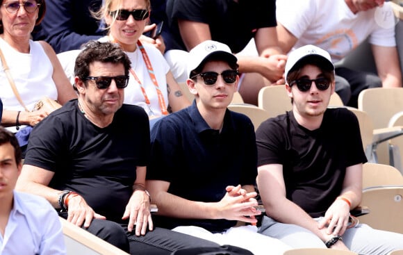 Patrick Bruel et ses fils Léon et Oscar dans les tribunes des Internationaux de France de tennis de Roland Garros 2024 à Paris, France, le 4 juin 2024. © Jacovides-Moreau/Bestimage 