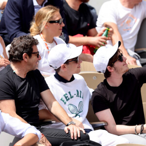 Patrick Bruel et ses fils Léon et Oscar dans les tribunes des Internationaux de France de tennis de Roland Garros 2024 à Paris, France, le 4 juin 2024. © Jacovides-Moreau/Bestimage 