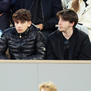 Ophélie Meunier et son mari Mathieu Vergne, Patrick Bruel et ses fils Léon et Oscar, Clémence Cherier dans les tribunes des Internationaux de France de tennis de Roland Garros 2024 à Paris, France, le 2 juin 2024. © Jacovides-Moreau/Bestimage 