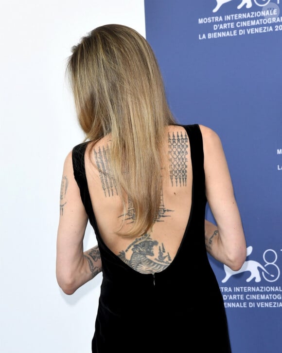 Adepte de talismans spirituels, elle a ainsi dévoilé ses mantras bouddhistes le long de son omoplate droite, le temple tatoué au centre de son dos dos et, en dessous, une grille appelée Yantra, censée porter chance.
Angelina Jolie, - Photocall de "Maria" au 81ème Festival International du Film de Venise (Mostra)