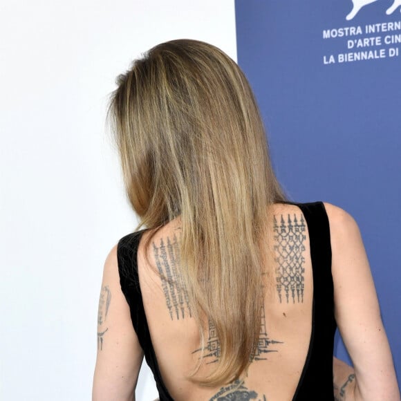 Adepte de talismans spirituels, elle a ainsi dévoilé ses mantras bouddhistes le long de son omoplate droite, le temple tatoué au centre de son dos dos et, en dessous, une grille appelée Yantra, censée porter chance.
Angelina Jolie, - Photocall de "Maria" au 81ème Festival International du Film de Venise (Mostra)