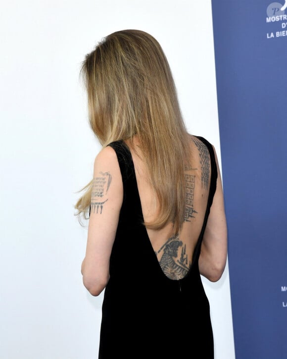 On peut également voir un tatouage sur son omoplate gauche qui est un script dédié à son fils Maddox, qu'elle a adopté au Cambodge, et qui a été réalisé en 2003 dans un hôtel thaïlandais.
Angelina Jolie, - Photocall de "Maria" au 81ème Festival International du Film de Venise (Mostra)