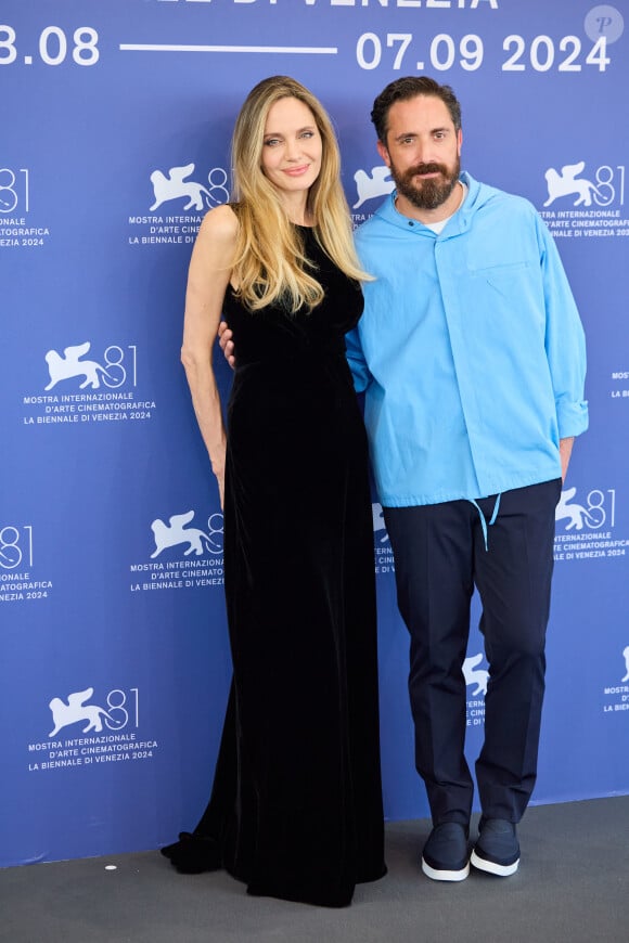 Pour rappel, son mariage éclair avec l'acteur Billy Bob Thornton en 2000, après deux mois de fréquentation, l'avait aussi incitée à se faire tatouer son nom et un dragon sur l'épaule
Angelina Jolie, - Photocall de "Maria" au 81ème Festival International du Film de Venise (Mostra)