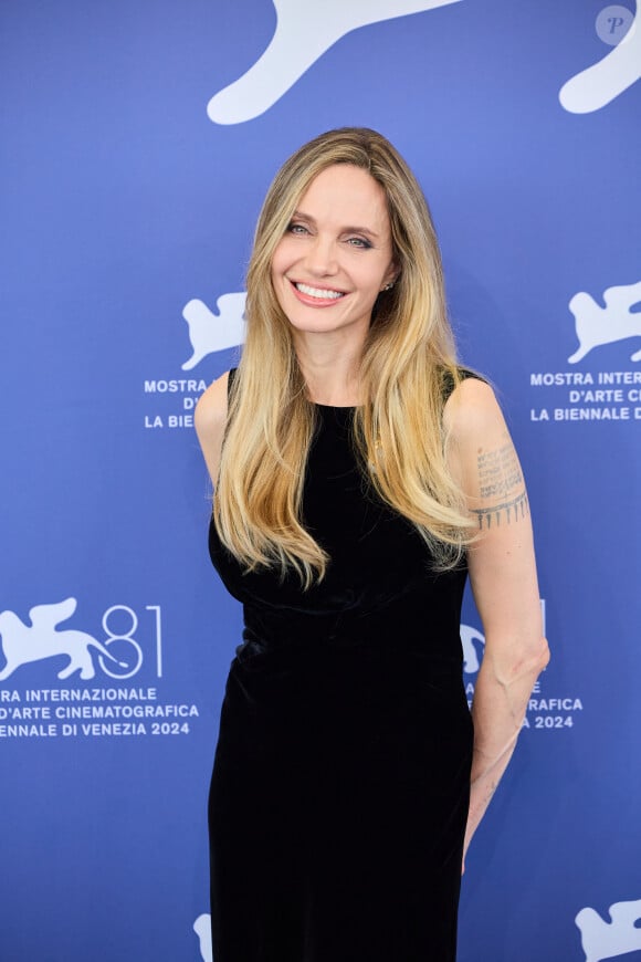 Angelina Jolie est apparue avec une longue robe noire fourreau laissant apparaître son dos ainsi que ses nombreux tatouages.
Angelina Jolie, - Photocall de "Maria" au 81ème Festival International du Film de Venise (Mostra)