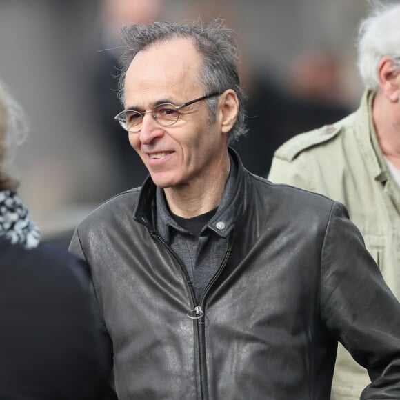 Ravie de cette rencontre, Cathleen l'a raconté sur Instagram
Jean-Jacques Goldman et Maxime Le Forestier lors des obsèques de Véronique Colucci au cimetière communal de Montrouge, le 12 avril 2018.