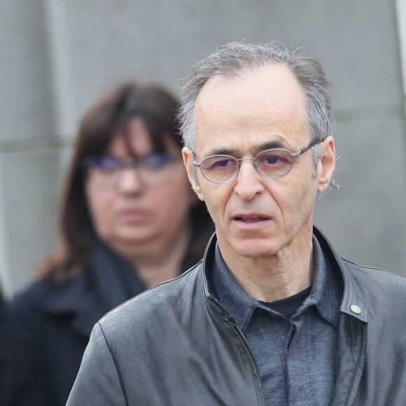 "Je me sentais à l'aise en discutant avec eux, appréciant leur simplicité et leur bonne humeur"
Jean-Jacques Goldman lors des obsèques de Véronique Colucci au cimetière communal de Montrouge, le 12 avril 2018.