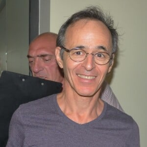 Cela fait maintenant 20 ans que le chanteur s'est éloigné de la scène médiatique
Jean-Jacques Goldman lors d'une vente aux enchères à l'occasion du 20ème anniversaire du spectacle "Les Vendanges du Coeur" à Ouveillan, près de Narbonne (Aude) au profit des "Restos du Coeur"