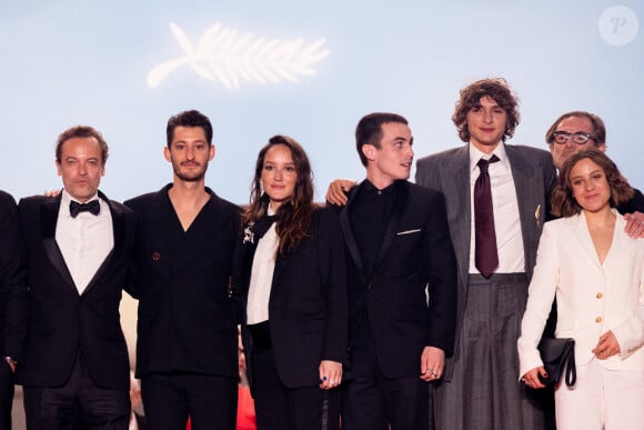 Patrick Mille, Pierre Niney, Anaïs Demoustier (enceinte), Julien De Saint-Jean, Vassili Schneider, Matthieu Delaporte, Marie Narbonne - Descente des marches du film " Le comte de Monte-Cristo " lors du 77ème Festival International du Film de Cannes, au Palais des Festivals à Cannes. Le 22 mai 2024 © Jacovides-Moreau / Bestimage