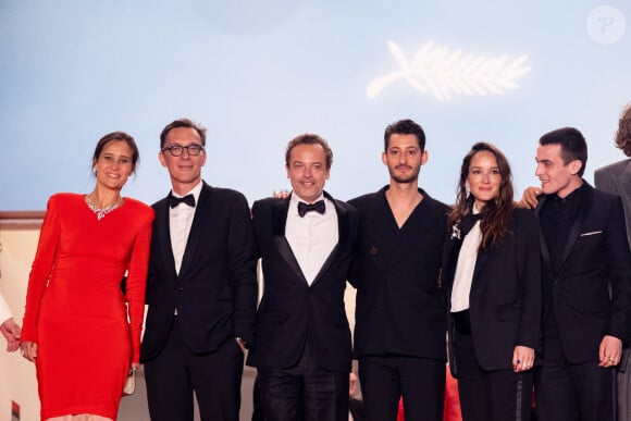 Julie De Bona, Alexandre de La Patellière, Patrick Mille, Pierre Niney, Anaïs Demoustier (enceinte), Julien De Saint-Jean - Descente des marches du film " Le comte de Monte-Cristo " lors du 77ème Festival International du Film de Cannes, au Palais des Festivals à Cannes. Le 22 mai 2024 © Jacovides-Moreau / Bestimage