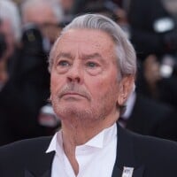 Alain Delon tyrannique en privé ? Une ancienne compagne de 24 ans sa cadette rétablit sa vérité