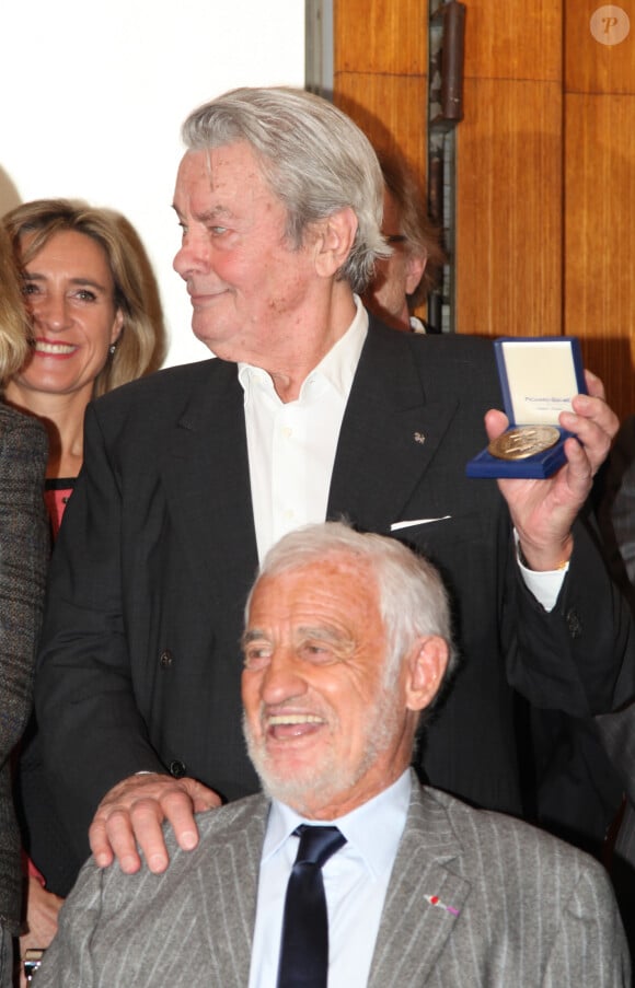 Alain Delon et Jean-Paul Belmondo - Remise du 70ème prix du polar "Quai des Orfèvres 2017" par la marraine l'actrice Alice Taglioni, à Pierre Pouchairet pour son livre "Mortels Traffics" à Paris. Le 15 novembre 2016, en présence d'Alain Delon et Jean-Paul Belmondo qui ont reçu des médailles. © Didier Sabardin/Bestimage 