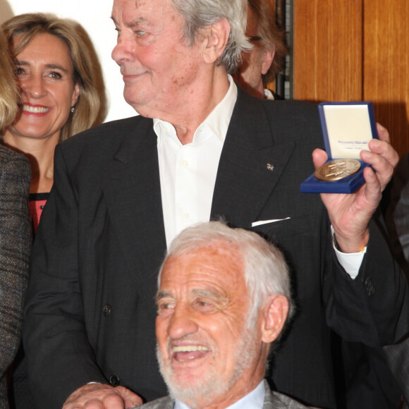 Alain Delon et Jean-Paul Belmondo - Remise du 70ème prix du polar "Quai des Orfèvres 2017" par la marraine l'actrice Alice Taglioni, à Pierre Pouchairet pour son livre "Mortels Traffics" à Paris. Le 15 novembre 2016, en présence d'Alain Delon et Jean-Paul Belmondo qui ont reçu des médailles. © Didier Sabardin/Bestimage 