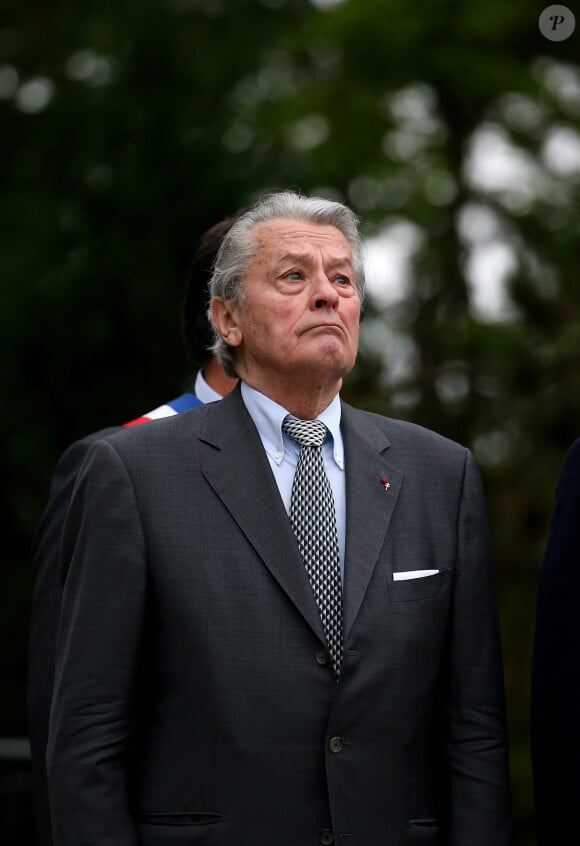 Alain Delon participe aux commémorations du 76 ème anniversaire de l'Appel du 18 juin prononcé par le Général de Gaulle en 1940 à Colombey-les-deux-Eglises, le 18 Juin 2016. © Dominique Jacovides/Bestimage 