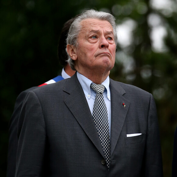 Alain Delon participe aux commémorations du 76 ème anniversaire de l'Appel du 18 juin prononcé par le Général de Gaulle en 1940 à Colombey-les-deux-Eglises, le 18 Juin 2016. © Dominique Jacovides/Bestimage 