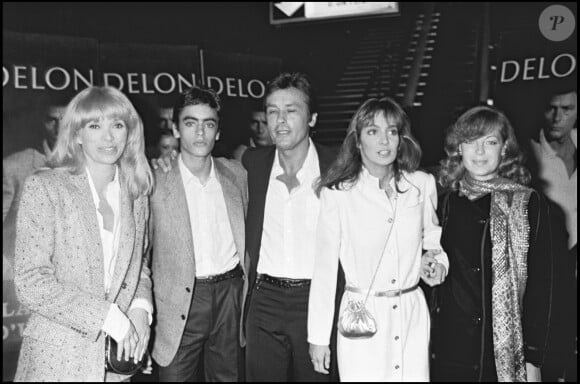 Mireille Darc, Anthony et Alain Delon, Anne Parillaud et Romy Schneider à la soirée Delon pour la sortie du film "Pour la peau d'un flic".