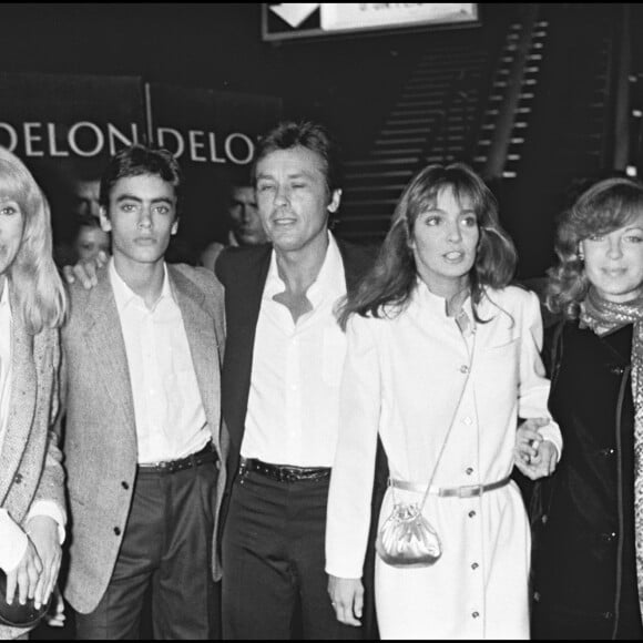 Mireille Darc, Anthony et Alain Delon, Anne Parillaud et Romy Schneider à la soirée Delon pour la sortie du film "Pour la peau d'un flic".