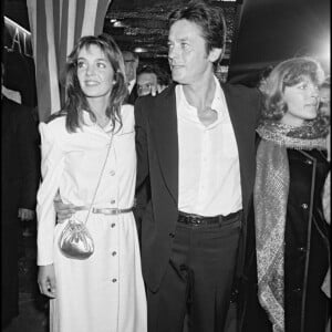 Archives - Anne Parillaud, Alain Delon et Romy Schneider lors de la première du film "Pour la Peau d'un flic" à Paris en 1981.