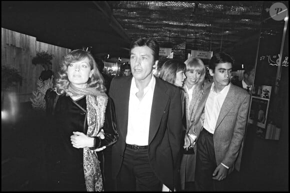 ARCHIVES - Romy Scheider, Alain et Anthony Delon, Anne Parillaud, Mireille Darc lors de la première du film "Pour la peau d'un flic".