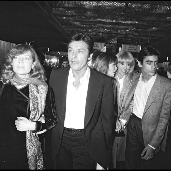 ARCHIVES - Romy Scheider, Alain et Anthony Delon, Anne Parillaud, Mireille Darc lors de la première du film "Pour la peau d'un flic".