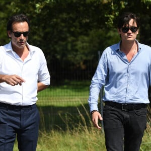 Anthony Delon et son demi-frère Alain-Fabien découvrent les hommages devant les grilles de la propriété de Douchy, quelques heures avant les obsèques de leur père, Alain Delon, le 24 août 2024.