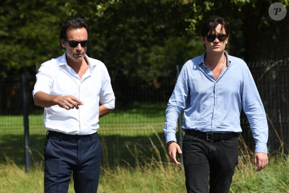 Anthony Delon et son demi-frère Alain-Fabien découvrent les hommages devant les grilles de la propriété de Douchy, quelques heures avant les obsèques de leur père, Alain Delon, le 24 août 2024.