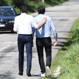 Anthony Delon et son demi-frère Alain-Fabien découvrent les hommages devant les grilles de la propriété de Douchy, quelques heures avant les obsèques de leur père, Alain Delon, le 24 août 2024. 