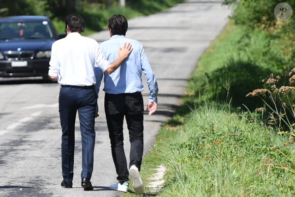 Anthony Delon et son demi-frère Alain-Fabien découvrent les hommages devant les grilles de la propriété de Douchy, quelques heures avant les obsèques de leur père, Alain Delon, le 24 août 2024. 