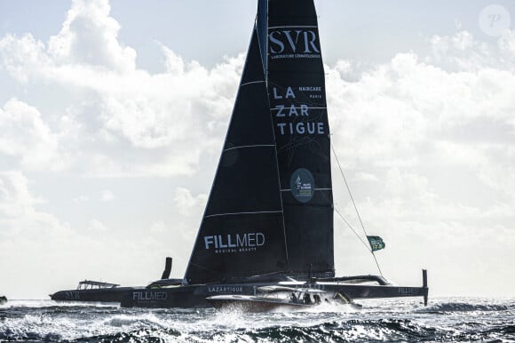 Charles Caudrelier, à bord de "Maxi Edmond de Rothschild", remporte la Route du Rhum, le 16 novembre 2022, et bat le précédent record en 6 jours 19 heures et 47 minutes au lieu de 7 jours 14 heures et 21 minutes par F.Joyon en 2018. Entre Saint-Malo et la Guadeloupe, F.Gabart est arrivé deuxième de la course avec son bateau "Svr Lazartigue". © Pierre Bouras / Panoramic / Bestimage