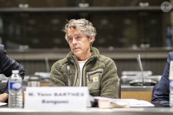 Celui qui avait lui-même dû s'expliquer devant la commission d'enquête parlementaire sur les modalités d'attribution des fréquences TNT...
Yann Barthes pose avant son audition par une commission d'enquête parlementaire sur les modalités d'attribution des autorisations des fréquences du réseau national de télévision TNT à l'Assemblée nationale à Paris le 27 mars 2024. Photo par Eliot Blondet/ABACAPRESS.COM