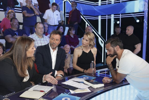 ...explique qu'il ne se réjouira jamais de la fermeture d'une chaîne.Valérie Benaim, Bernard Montiel, Tiphaine Auzière, Cyril Hanouna sur le plateau de l'émission " TPMP " présentée par C.Hanouna et diffusée en direct sur C8, Paris, France, le 27mai 2024. © Jack Tribeca / Bestimage 