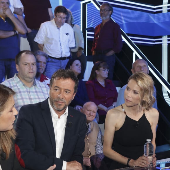 ...explique qu'il ne se réjouira jamais de la fermeture d'une chaîne.Valérie Benaim, Bernard Montiel, Tiphaine Auzière, Cyril Hanouna sur le plateau de l'émission " TPMP " présentée par C.Hanouna et diffusée en direct sur C8, Paris, France, le 27mai 2024. © Jack Tribeca / Bestimage 