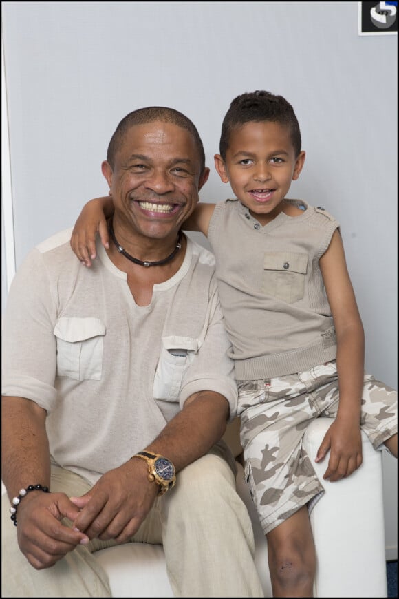 Parmi lesquels son enfant, Mathis...Francky Vincent et son fils Mathis Vincent lors de l' émission de radio "On repeint la musique" sur France Bleu à Paris, le 30 mai 2012.