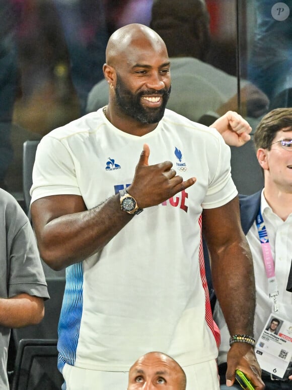 Teddy Riner pendant le match de la médaille d'or de la finale du basket-ball féminin entre l'équipe de France et l'équipe des États-Unis lors de la seizième journée des Jeux olympiques d'été de Paris 2024 à Bercy Arena, le 11 août 2024 à Paris, en France. Photo par Laurent Zabulon/ABACAPRESS.COM