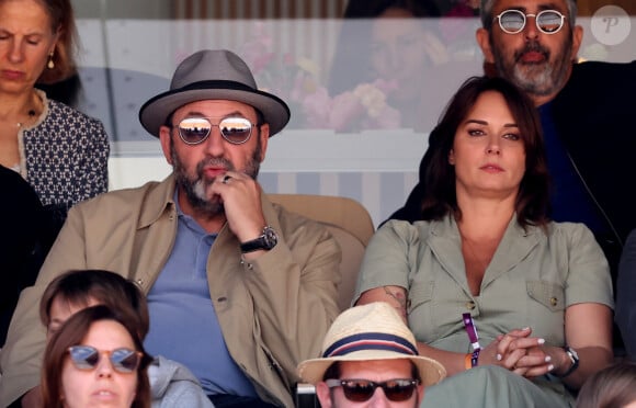 Kad Merad et sa femme Julia Vignali - Célébrités dans les tribunes de la finale homme des Internationaux de France de tennis de Roland Garros 2024 à Paris le 9 juin 2024. © Jacovides-Moreau/Bestimage 