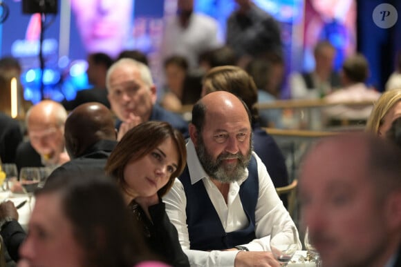 Kad Merad et sa femme Julia Vignali - Dîner de charité Breitling à la Samaritaine pour l'association "Premiers de Cordée" à Paris le 4 avril 2024. L'association Premiers de Cordée propose des animations sportives auprès des enfants hospitalisés. ADN de l'association depuis sa création, ce programme comprend de nombreuses actions pour initier un maximum d'enfants malades et/ou en situation de handicap à la pratique sportive. © Rachid Bellak/Bestimage 