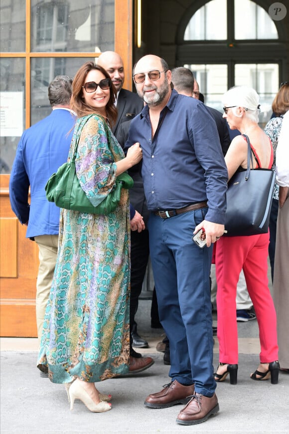 Le long métrage a été réalisé par Claude Lelouch, un ami du couple, qui, en juin 2023, était à son mariage.
Kad Merad et sa femme Julia Vignali - Mariage de Claude Lelouch à la mairie du 18ème à Paris. Le 17 juin 2023 