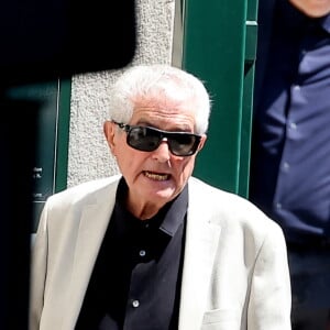 Claude Lelouch aux obsèques dans la plus stricte intimité de l'actrice française Anouk Aimée au cimetière Saint-Vincent à Paris, France, le 25 juin 2024. 