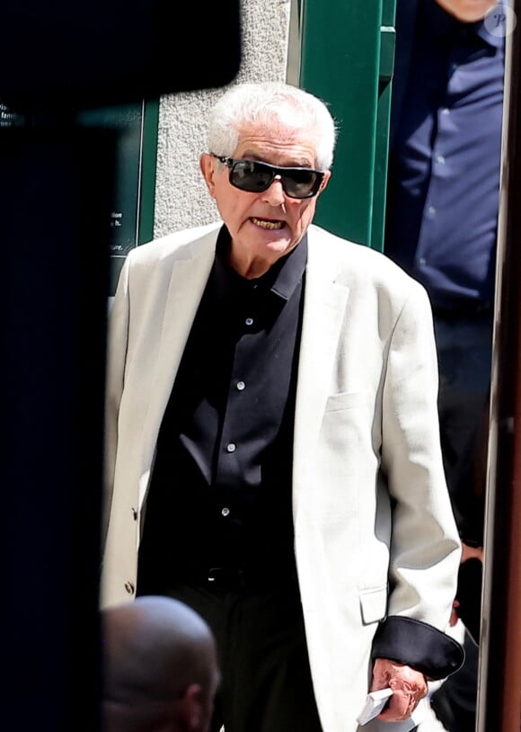 Claude Lelouch aux obsèques dans la plus stricte intimité de l'actrice française Anouk Aimée au cimetière Saint-Vincent à Paris, France, le 25 juin 2024. 