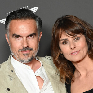 "Auteur en pleine réflexion sur son prochain livre", écrit-il de manière humoristique.
Faustine Bollaert et son mari Maxime Chattam - Avant-première du film "Top Gun Maverick" à l'UGC Normandie à Paris. © Coadic Guirec/Bestimage