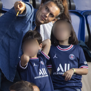 Un clin d'oeil à l'homme qui partage sa vie depuis de nombreuses années et avec qui elle a deux enfants, Abbie et Peter. 
Faustine Bollaert, son mari Maxime Chattam et leurs enfants Abbie et Peter sont en tribune lors de la rencontre de football Paris Saint Germain PSG contre Clermont (4-0) au Parc des Princes à Paris. 