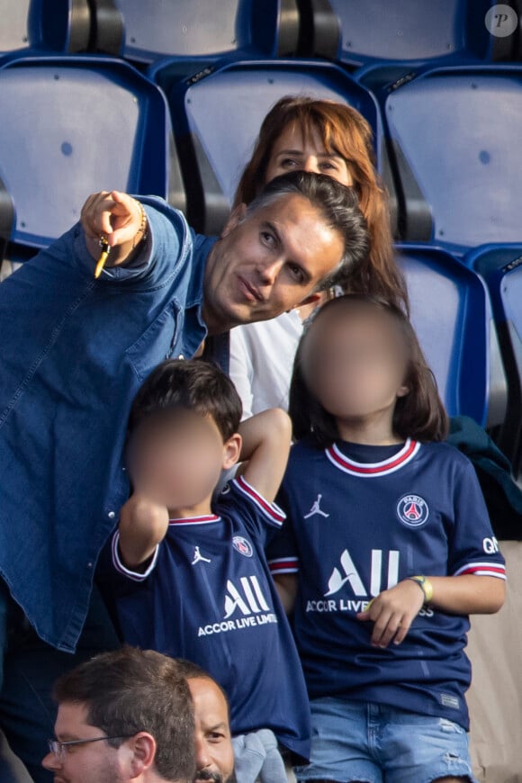 Un clin d'oeil à l'homme qui partage sa vie depuis de nombreuses années et avec qui elle a deux enfants, Abbie et Peter. 
Faustine Bollaert, son mari Maxime Chattam et leurs enfants Abbie et Peter sont en tribune lors de la rencontre de football Paris Saint Germain PSG contre Clermont (4-0) au Parc des Princes à Paris. 