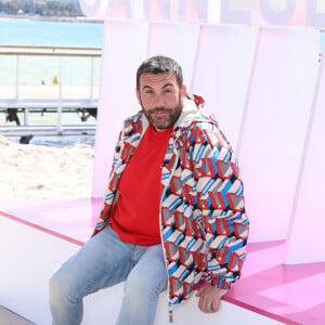 Laurent Ournac lors du photo call de ''Camping paradis' sur la plage du Majestic lors de la 7eme saison de 'CanneSeries' à Cannes Denis Guignebourg/BestImage