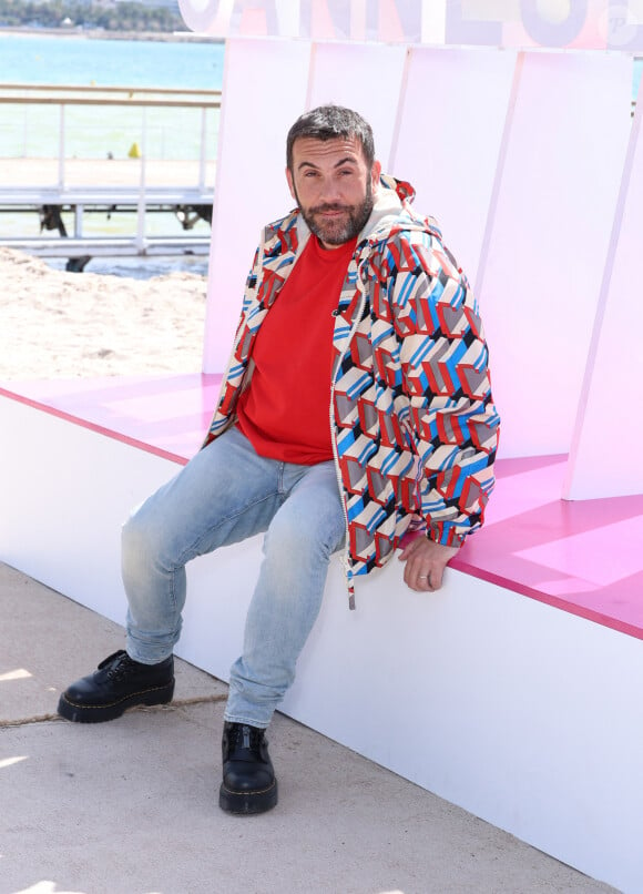 Laurent Ournac lors du photo call de ''Camping paradis' sur la plage du Majestic lors de la 7eme saison de 'CanneSeries' à Cannes Denis Guignebourg/BestImage