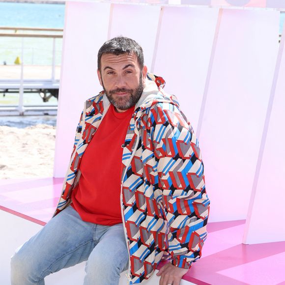 Laurent Ournac lors du photo call de ''Camping paradis' sur la plage du Majestic lors de la 7eme saison de 'CanneSeries' à Cannes Denis Guignebourg/BestImage