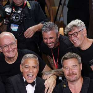 Après l'avoir aidé, George Clooney s'est saisi de son appareil photo pour prendre des clichés à sa place. 
George Clooney avec les photographes à la projection de "Wolfs" lors du 81ème festival international du film de Venise, la Mostra le 1er septembre 2024.