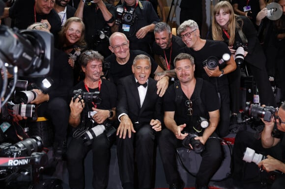 Après l'avoir aidé, George Clooney s'est saisi de son appareil photo pour prendre des clichés à sa place. 
George Clooney avec les photographes à la projection de "Wolfs" lors du 81ème festival international du film de Venise, la Mostra le 1er septembre 2024.